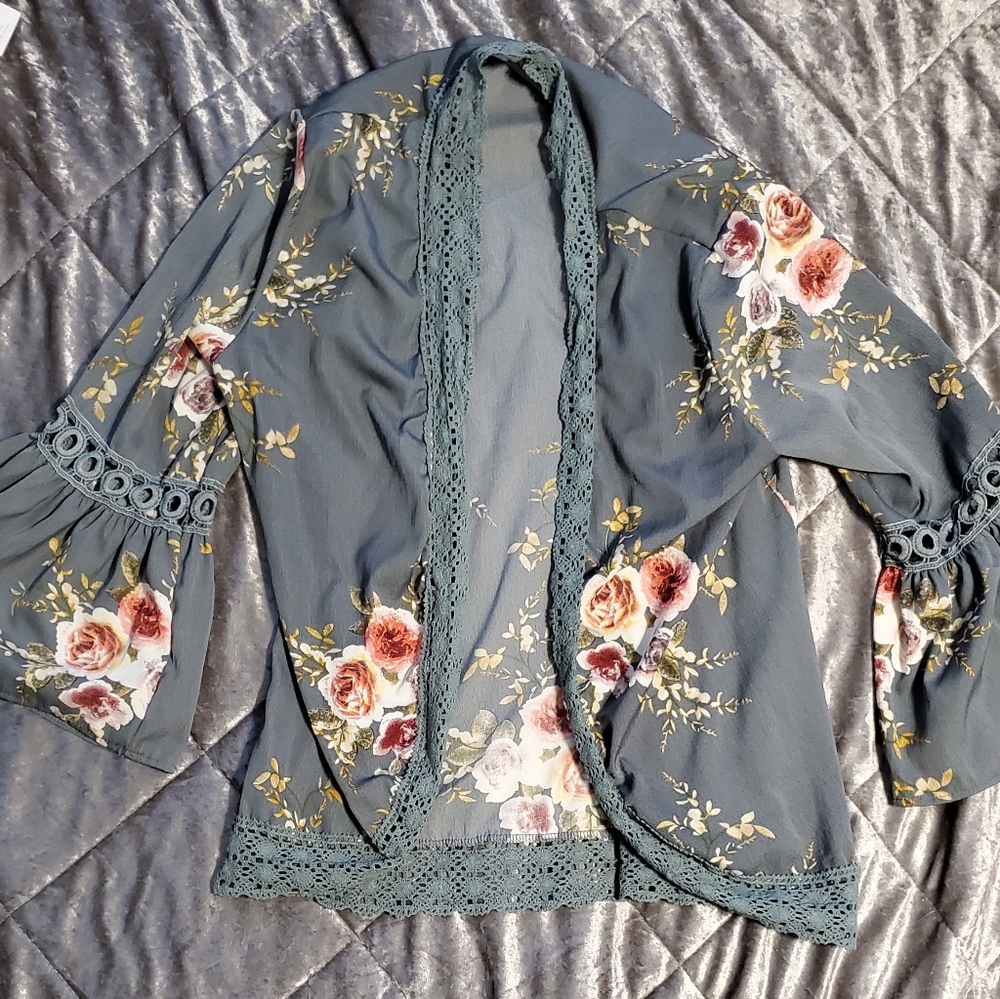 Floral print Spring cardigan with bell sleeves